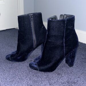 Steve Madden Mannzo blue velvet peeptoe boots 6